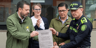 Imagen del alcalde Carlos Fernando Galán junto a un policía y el secretario de seguridad