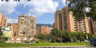 Imagen de un sector de la ciudad en la que se aprecian varios edificios y un clima resplandeciente.