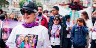 En la foto unas mujeres participando de las actividades que se llevan a cabo el 25 N en Bogotá
