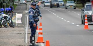 Foto de una agente de trásnito en una vía de Bogotá