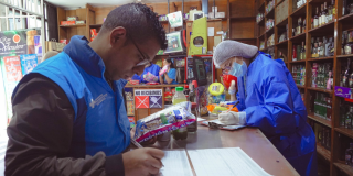 Foto de funcionarios de salud inspeccionan productos en un establecimiento para verificar su calidad y garantizar la seguridad alimentaria durante el fin de año.