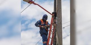 Foto que muestra trabajadores de Enel Colombia 