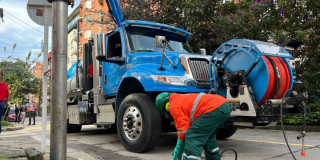 Foto que muestra trabajadores del Acueducto de Bogotá
