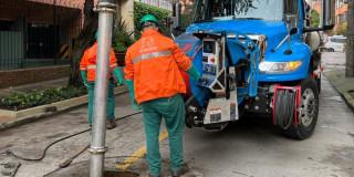Foto que muestra trabajadores del Acueducto de Bogotá 