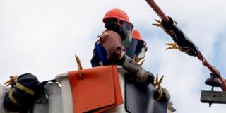 Foto que muestra trabajadores de Enel Colombia 