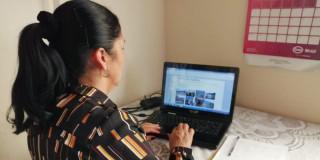 Docente revisando computador