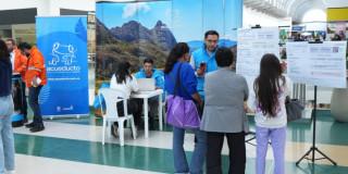 Foto que muestra personas hablando