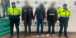 En la foto los tres detenidos por atentar contra dos personas en un bar al sur de Bogotá