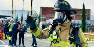 En la foto un bombero en un evento 