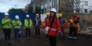 En la foto unas personas capacitando sobre la prevención del acoso callejero en frentes de obra