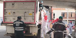 Foto que muestra trabajadores de la UAESP recolectando residuos 