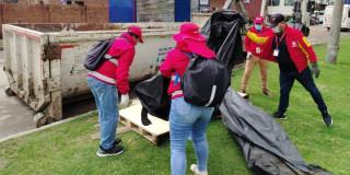 Foto que muestra personas recogiendo residuos en la calle 
