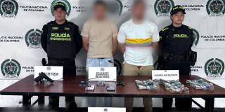 En la foto los dos capturados junto con la Policía 
