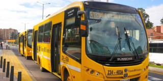 Foto de un bus de TransMilenio en una vía de Bogotá