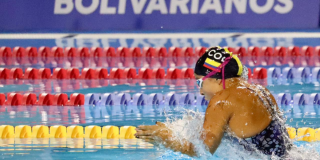 Imagen de deportista en piscina olímpica