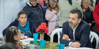 Imagen del alcalde Carlos Fernando Galán en un comedor comunitario