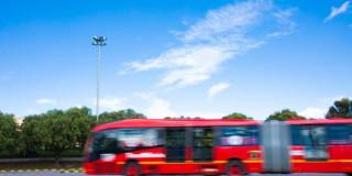 Foto de un bus de TransMilenio en una vía de Bogotá