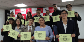 Foto de unos jovenes acreditados en el nuevo Consejo Local de Juventud.