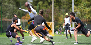 Imagen de deportistas en el campo de juego en partido