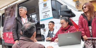 Imagen de funcionarios en una comisaría móvil atendiendo a una persona