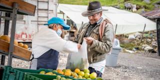 Una persona vendiendo frutas en zona rural de Bogotá