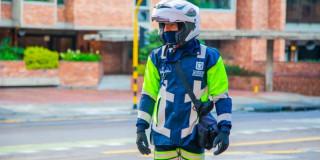 Foto de un agente de tránsito en una vía de Bogotá