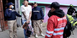 En la foto las autoridades con la persona detenida