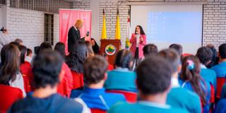 En la foto varias personas asistiendo al encuentro del IDPAC