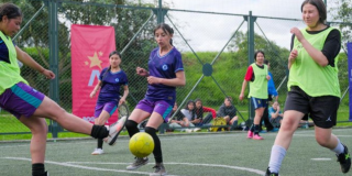 Imagen de jóvenes jugando fútbol