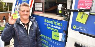 Mujer beneficiaria de pasajes gratis mostrando su tarjeta TuLlave