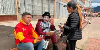 En la foto tres personas interactuando y hablando sobre estos procesos de participación ciudadana
