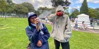 Imagen de dos jóvenes con sprites de pintura