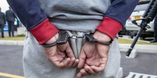 La foto de unas manos de un hombre con esposas 