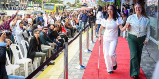 Imagen de dos mujeres en una pasarela