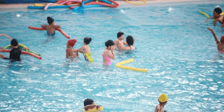 Imagen de Piscina pública con niños nadando