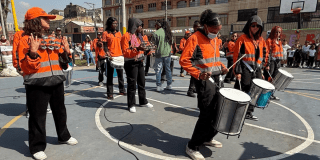 Imagen de jóvenes tocando diferentes instrumentos musicales