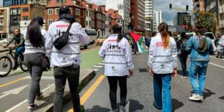 En la foto gestores de diálogo de la Secretaría de Gobierno prestando acompañamiento en las marchas 