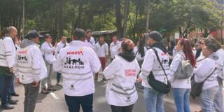 En la foto están varios gestores de diálogo de la Secretaría de Gobierno apoyando una marcha 