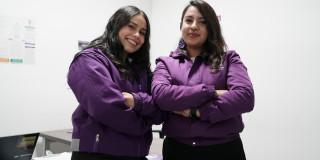 En la foto dos mujeres de la Secretaría de la Mujer