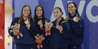 Imagen de deportistas del Equipo Bogotá con sus medallas