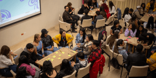 Foto de un grupo de jóvenes que participa en mesas de trabajo colaborativas durante un taller