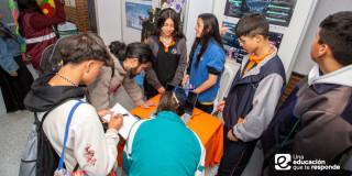 Foto que muestra estudiantes hablando