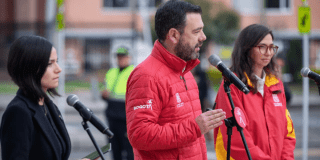 Imagen del alcalde Galán junto a las secretarias de movilidad y hacienda