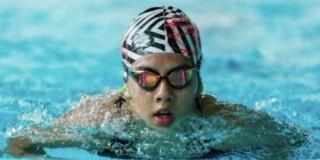 Foto que muestra a una persona nadando 