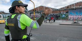 Foto de una agente de trásnito en una vía de Bogotá
