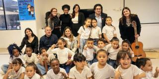 En la foto los niños, niñas y adolescentes que reciben estos cursos gratuitos 