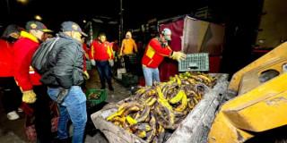 Funcionarios de la Alcaldía local en operativo en espacio público