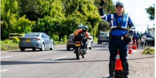 Agente regulando el tránsito en una vía principal de Bogotá