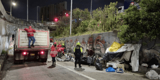 Foto de funcionarios del Distrito en operativo de limpieza