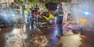 foto de un policía en un operativo en Bogotá 